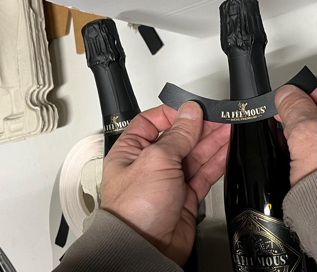 Habillage artisanal des bouteilles La Fée Mous